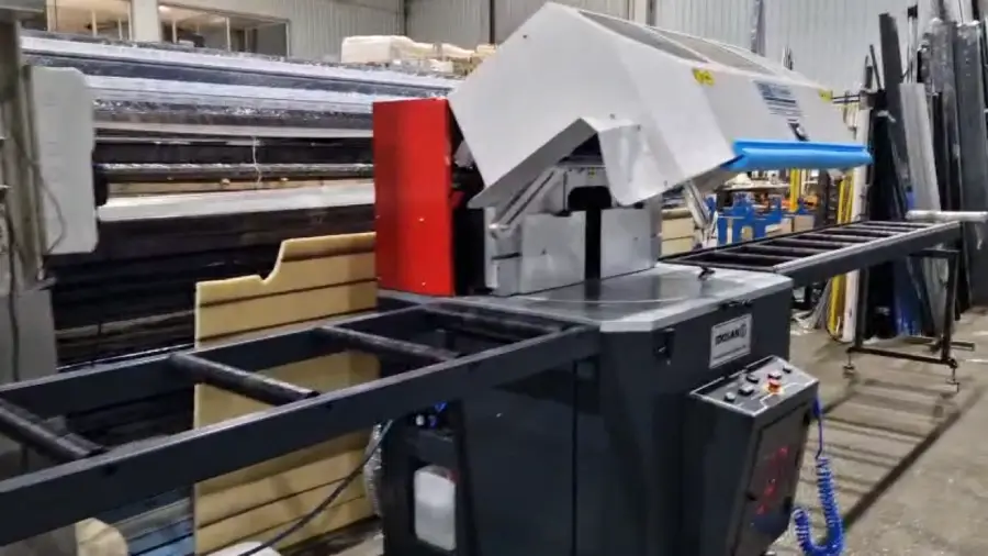 Instalación de una tronzadora de un cabezal con disco de 700 mm marca intelli mach